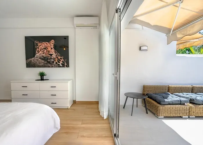 Amazing 2 Bedroom In Jardines Fuentes 马尔韦利亚