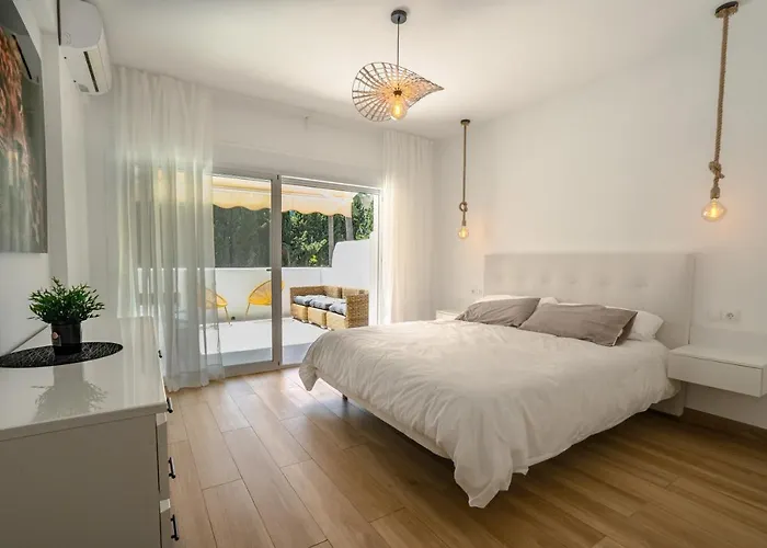 Amazing 2 Bedroom In Jardines Fuentes 马尔韦利亚