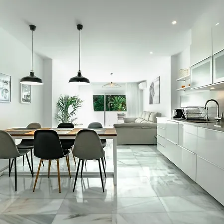 Amazing 2 Bedroom In Jardines Fuentes Apartment Marbella