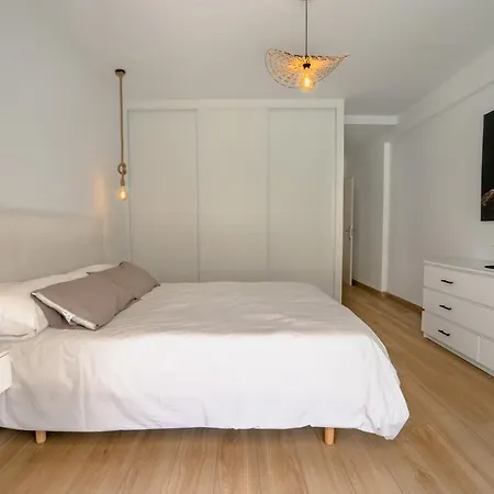 Amazing 2 Bedroom In Jardines Fuentes דירה
